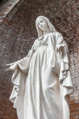 Bizim kadın heykeli