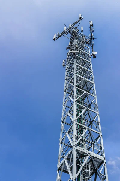 Torre de telecomunicaciones. Televisión y telefonía contra el cielo despejado —  Fotos de Stock
