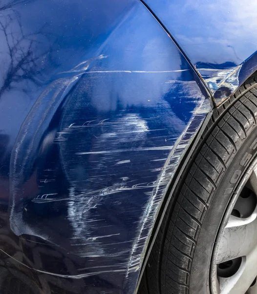 Nahaufnahme eines bei Unfall zerkratzten Autos — Stockfoto