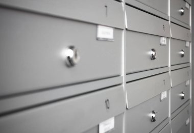 Kat mülkiyeti posta kutuları. Emniyet ve güvenlik, iş iletişimi ve kavramlar gibi kavramları için alüminyum posta kutularının satırları