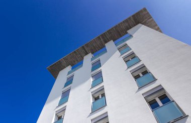 Beyaz cephe ve balkon ile modern konut yapı