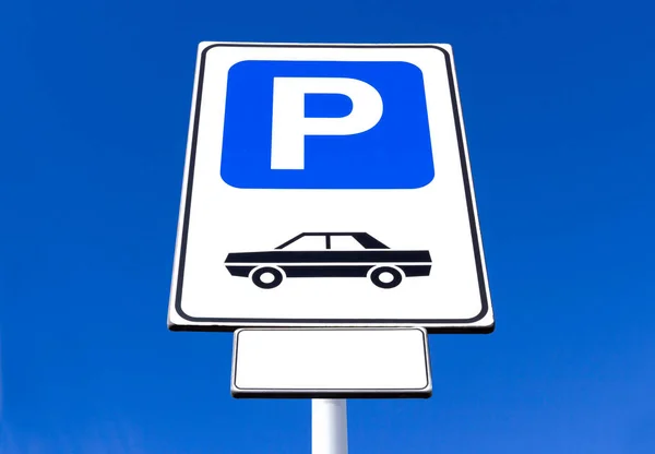 Segno di parcheggio con cielo blu — Foto Stock