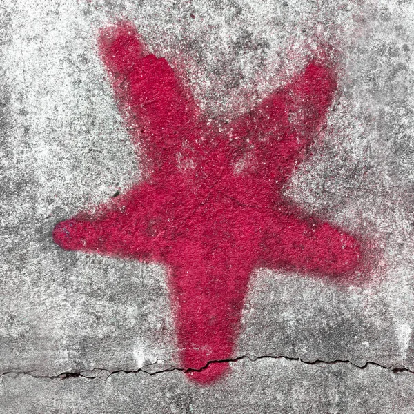 Червона зірка, намальована на гранжевій стіні — стокове фото