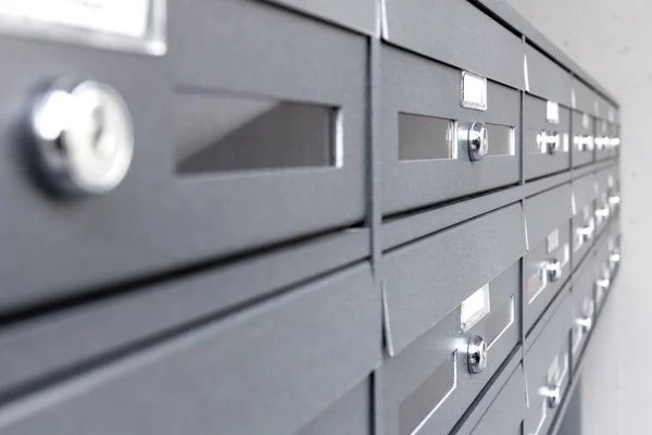 Caixas de correio do condomínio, comunicação de negócios e conceitos — Fotografia de Stock