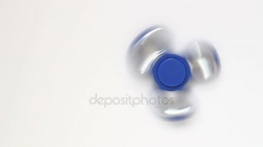 Beyaz bitti izole spinner kıpır