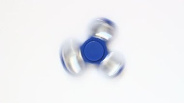 Beyaz bitti izole spinner kıpır
