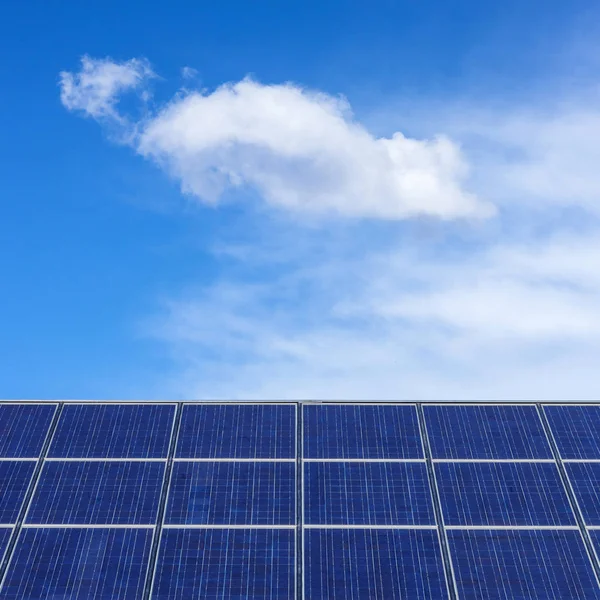 Paneles solares detalle abstracto. Fuente de energía renovable . — Foto de Stock