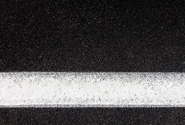 Асфальтовая текстура с белой линией — стоковое фото