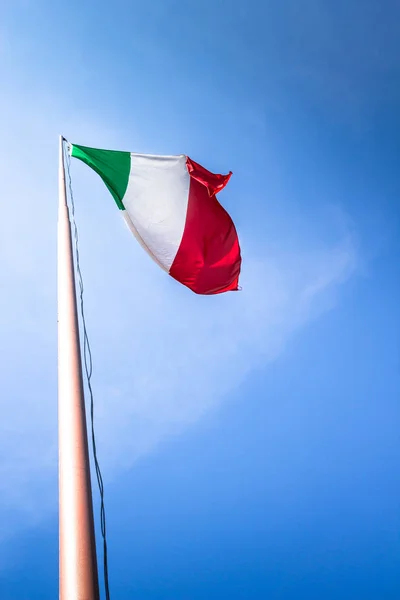 Schwenken der italienischen Flagge gegen blauen Himmel — Stockfoto