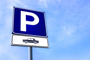 Arka plan mavi bir gökyüzü yol sembolü