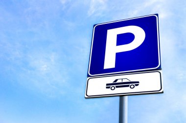 Arka plan mavi bir gökyüzü yol sembolü