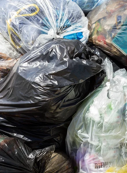 Σωρούς από σκουπίδια σε πλαστικό δοχείο σακούλες. Υγειονομική ταφή. — Φωτογραφία Αρχείου