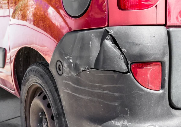 Nahaufnahme eines bei Unfall zerkratzten Autos — Stockfoto