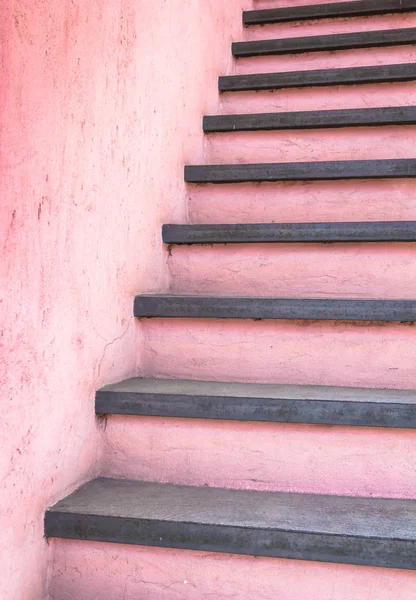 Rosa rústico ou escadas de concreto ao ar livre com padrão abstrato e textura . — Fotografia de Stock