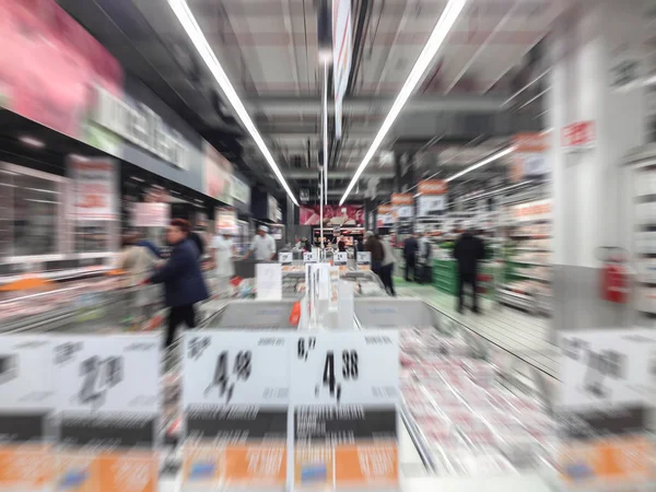 Lidé v supermarketu — Stock fotografie