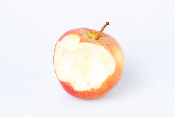 Pomme mordue sur blanc — Photo