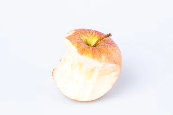 Angebissener Apfel über weißem — Stockfoto
