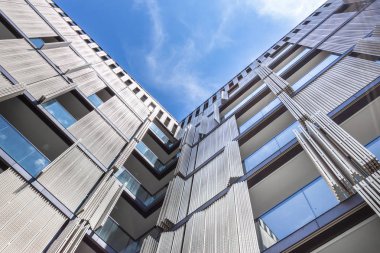 Modern bir binanın dışı.