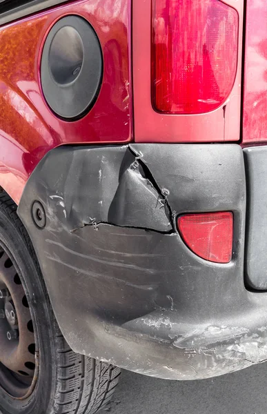 Nahaufnahme eines bei Unfall zerkratzten Autos — Stockfoto