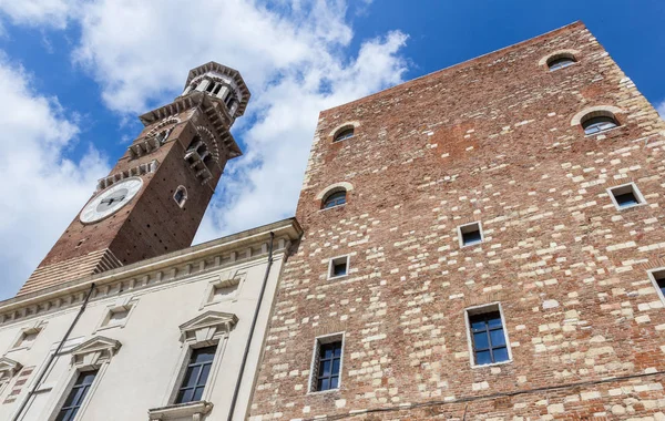 Lamberti toren populaire toeristische Europese bestemming. Uitzicht op de stad Verona. — Stockfoto