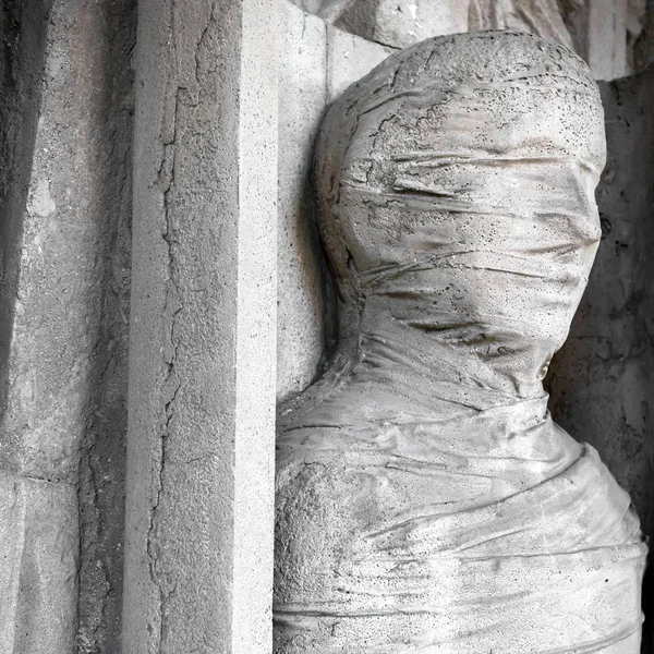 Πέτρινο άγαλμα του μια μούμια σε ένα φέρετρο — Φωτογραφία Αρχείου