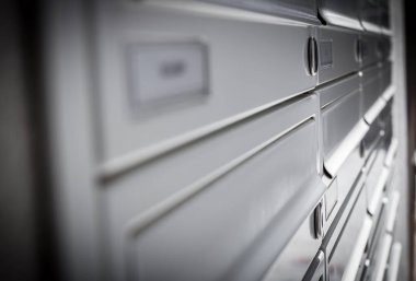 Emniyet ve güvenlik, iş iletişimi ve kavramlar gibi kavramları için alüminyum posta kutularının satırları.