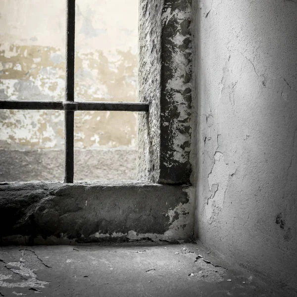 Sonnenlicht in einem Gefängnisfenster — Stockfoto
