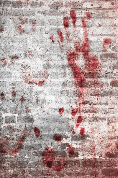 Huellas de manos sangrientas y manchas de sangre en la pared grunge . — Foto de Stock