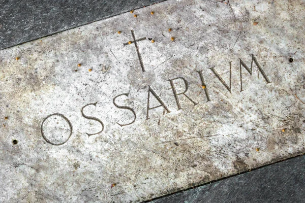 Ossuary kyrkogården med gravyr i Latin ”Ossarium” (översättning från Latin Ossario) — Stockfoto