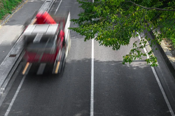 Flou de mouvement des voitures sur la route — Photo