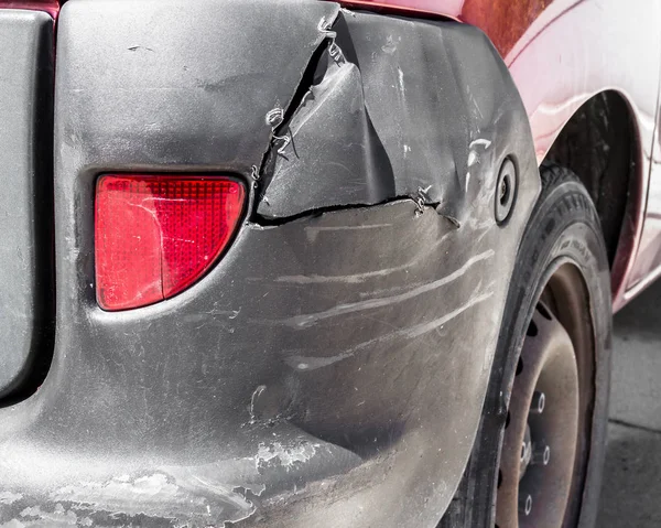 Karosserieschäden. Nahaufnahme eines bei Unfall zerkratzten Autos — Stockfoto