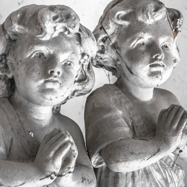 Estátuas de crianças em oração — Fotografia de Stock