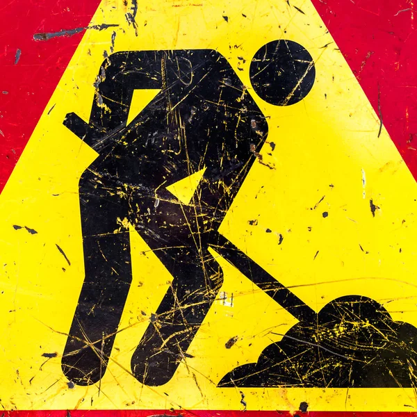 Hommes au travail signe sur un chantier de construction de route — Photo