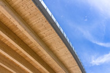 Ahşap çatı altından gördüm