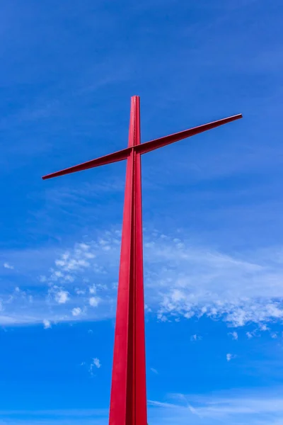 Cruz vermelha contra fundo céu azul — Fotografia de Stock