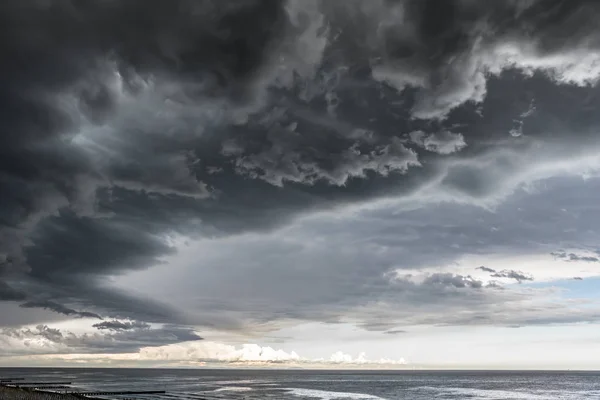 Acercándose a la nube de tormenta con lluvia sobre el mar — Foto de Stock
