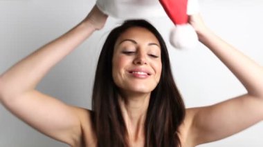 Noel Baba şapkası takan kadın