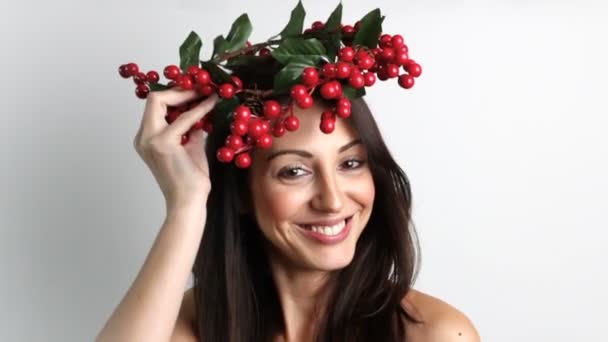 Mujer sonriente con una corona de Navidad en la cabeza — Vídeo de stock