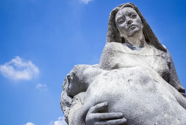 Statua religiosa rappresentante la Pietà — Foto Stock