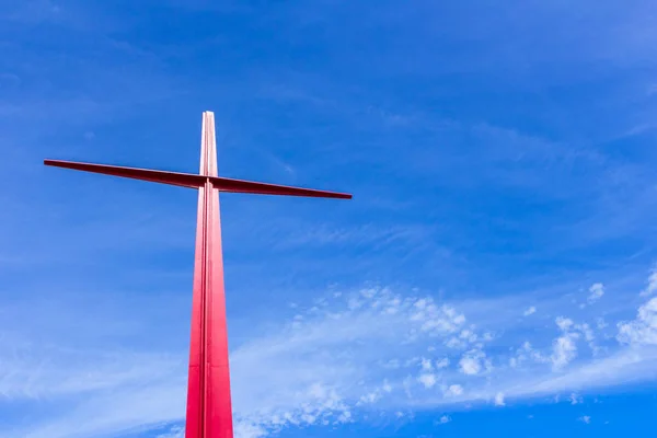 Croce rossa contro sfondo cielo blu — Foto Stock