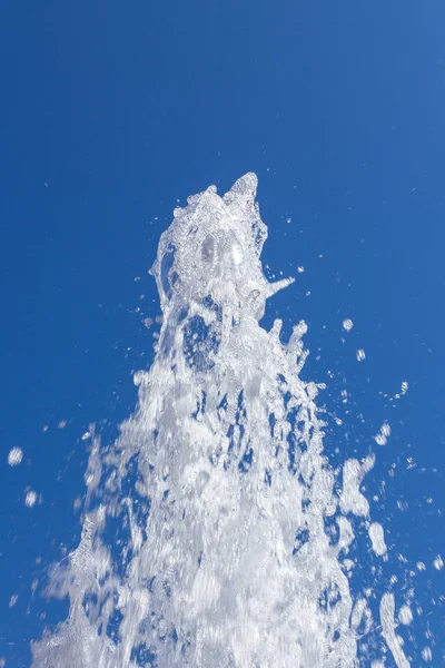 Fontein, spray, in een blauwe hemel — Stockfoto