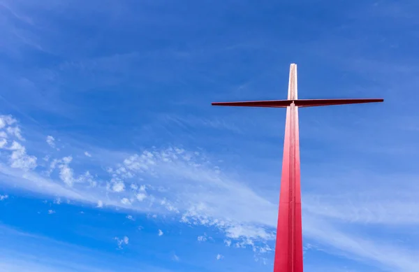 Röda korset mot blå himmel bakgrund — Stockfoto