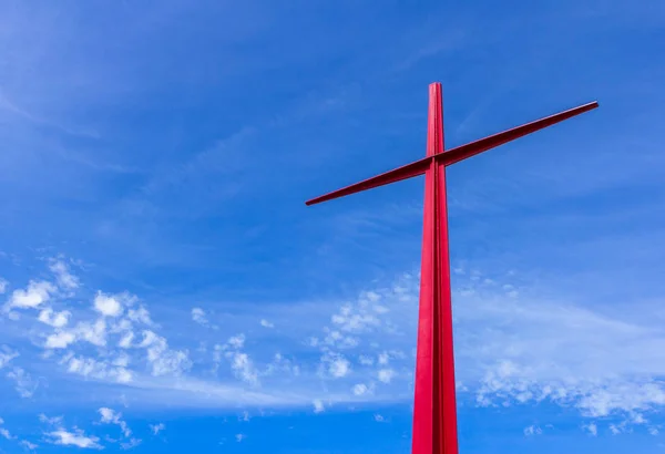 Croce rossa contro sfondo cielo blu — Foto Stock