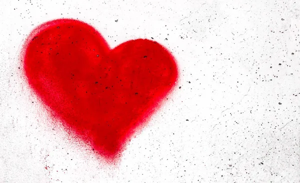 Rött hjärta på betongvägg — Stockfoto