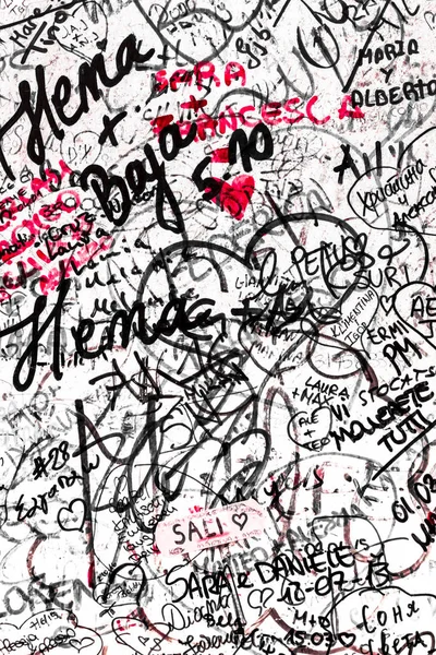 Стена, полная сообщений от влюбленных . — стоковое фото
