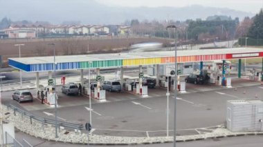 Bergamo, İtalya - 15 Ocak 2017: Hızlandırılmış bir benzin istasyonu olarak Rating doz tarafından hızlı bir şekilde hareket eder.