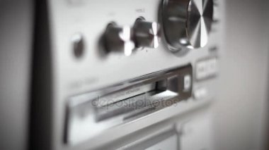 El bir Minidisk bir oyuncu ekler. Aşırı yakın çekim. Ufuk bulanık arka plan.