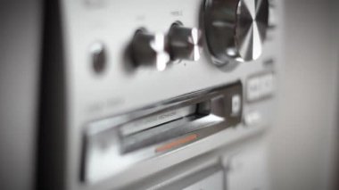 El bir Minidisk Minidisk oyuncu dışarı atmak. Aşırı yakın çekim. Ufuk bulanık arka plan.
