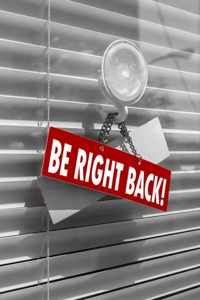 A sign saying "be right back" on a glass door — Stock Photo, Image