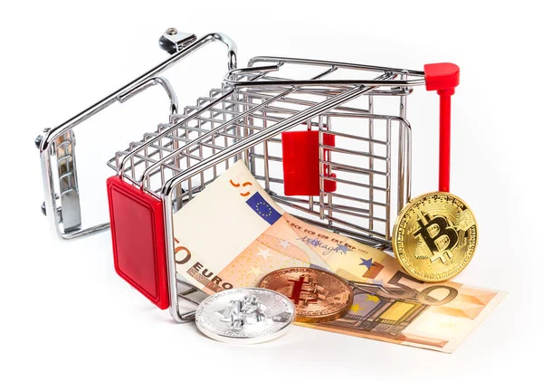 Bitcoins et cinquante billets en euros dans le panier renversé — Photo